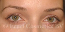 Voor de eyeliner behandeling